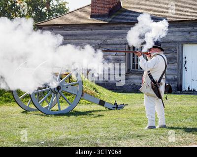 Un dipendente/attore di Parks Canada, che sta dimostrando il fucile. Fort George, Niagara-on-the-Lake, Ontario, Canada Foto Stock