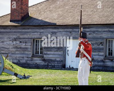 Un dipendente/attore di Parks Canada, che sta dimostrando il fucile. Fort George, Niagara-on-the-Lake, Ontario, Canada Foto Stock