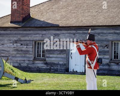 Un dipendente/attore di Parks Canada, che sta dimostrando il fucile. Fort George, Niagara-on-the-Lake, Ontario, Canada Foto Stock