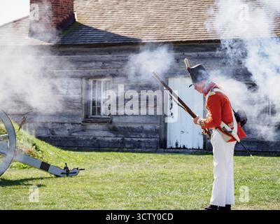 Un dipendente/attore di Parks Canada, che sta dimostrando il fucile. Fort George, Niagara-on-the-Lake, Ontario, Canada Foto Stock