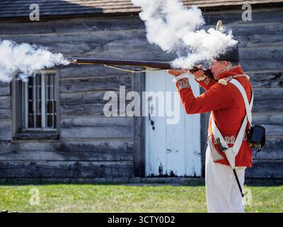 Un dipendente/attore di Parks Canada, che sta dimostrando il fucile. Fort George, Niagara-on-the-Lake, Ontario, Canada Foto Stock