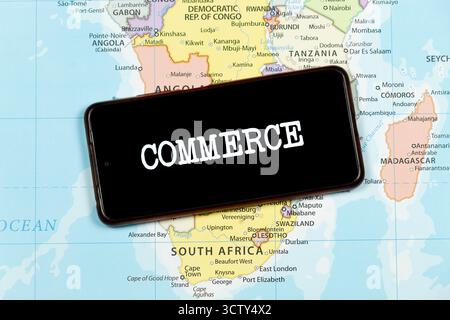 Avvicinati a uno smartphone con la parola "commercio" sulla mappa politica del Sud africa Foto Stock