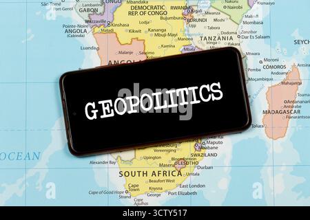 Avvicinati a uno smartphone con la parola geopolitica sulla mappa politica del sud dell'africa Foto Stock