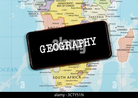 Avvicinati a uno smartphone con la parola geografica sulla mappa politica del sud dell'africa Foto Stock