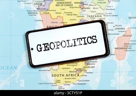 Avvicinati a uno smartphone con la parola nera geopolitica sulla mappa politica del sud dell'africa Foto Stock