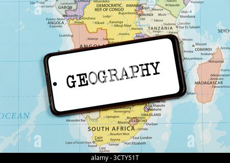 Avvicinati a uno smartphone con la parola nera della geografia sulla mappa politica del sud dell'africa Foto Stock