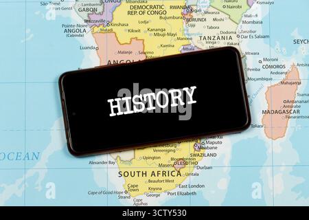 Avvicinati a uno smartphone con la parola di storia sulla mappa politica del sud dell'africa Foto Stock