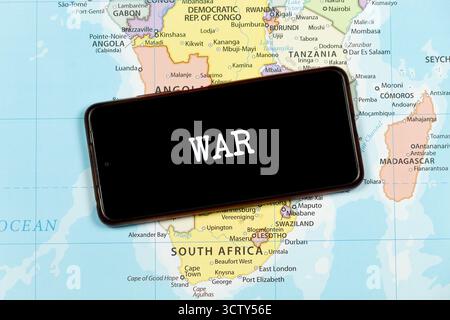Avvicinati a uno smartphone con la parola di guerra sulla mappa politica del sud dell'africa Foto Stock
