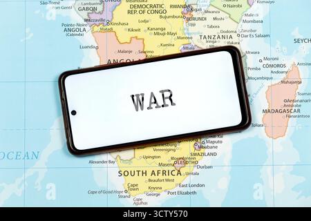 Avvicinati a uno smartphone con la parola nera di guerra sulla mappa politica del sud dell'africa Foto Stock