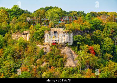 Niagara Whirlpool Aera Car vicino al Whirlpool Wildplay Adventure Course a Niagara Falls, Ontario, Canada in autunno Foto Stock