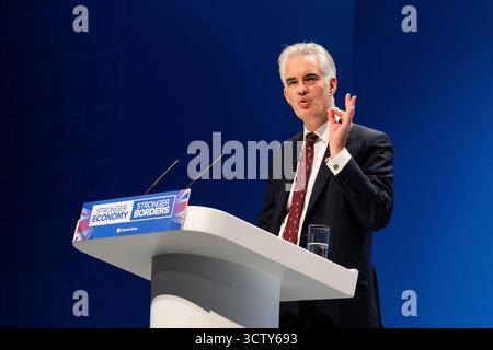 Manchester, Regno Unito. 7 OTTOBRE 2025. Parla dal palco principale del terzo giorno della Conferenza del Partito Conservatore tenutasi al Manchester Central Convention Center. Credito Milo Chandler/Alamy Live News Foto Stock