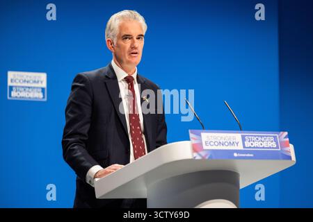 Manchester, Regno Unito. 7 OTTOBRE 2025. Parla dal palco principale del terzo giorno della Conferenza del Partito Conservatore tenutasi al Manchester Central Convention Center. Credito Milo Chandler/Alamy Live News Foto Stock