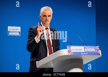 Manchester, Regno Unito. 7 OTTOBRE 2025. Parla dal palco principale del terzo giorno della Conferenza del Partito Conservatore tenutasi al Manchester Central Convention Center. Credito Milo Chandler/Alamy Live News Foto Stock