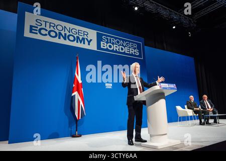 Manchester, Regno Unito. 7 OTTOBRE 2025. Parla dal palco principale del terzo giorno della Conferenza del Partito Conservatore tenutasi al Manchester Central Convention Center. Credito Milo Chandler/Alamy Live News Foto Stock