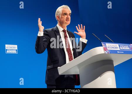 Manchester, Regno Unito. 7 OTTOBRE 2025. Parla dal palco principale del terzo giorno della Conferenza del Partito Conservatore tenutasi al Manchester Central Convention Center. Credito Milo Chandler/Alamy Live News Foto Stock