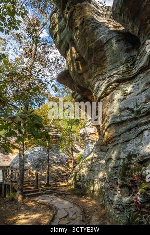 Sentiero in pietra per l'osservazione sul lungomare Garden of the Gods nella Shawnee National Forest, nell'Illinois meridionale. (USA) Foto Stock