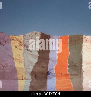Concetto di natura e risorse grafiche. Illustrazione astratta di collage di montagne colorate fatte di pezzi di carta strappati e cielo blu con spazio di copia. Grun Foto Stock