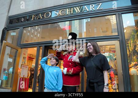 New York, Stati Uniti. 8 ottobre 2025. Una persona vestita con un costume da schiaccianoci accoglie le persone di fronte al negozio di giocattoli FAO Schwarz al Rockefeller Center. Credito: SOPA Images Limited/Alamy Live News Foto Stock