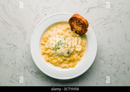 Macaroni al gomito di Mac e formaggio, Cheddar, Mozzarella e parmigiano Foto Stock