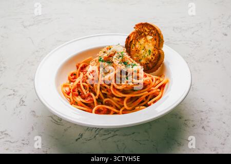 Spaghetti alla bolognese salsa di pomodoro, ragù di manzo fatto in casa, basilico fresco e parmigiano Foto Stock
