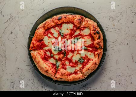 Margherita classica napoletana, salsa di pomodoro fresco, mozzarella, basilico e pizza all'olio d'oliva Foto Stock