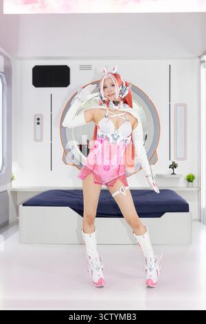 Chiba, Giappone. 26 settembre 2025. Cosplayer pubblicizza il videogioco il primo discendente al Tokyo Game Show 2025. The First Descendant è uno sparatutto online free-to-play sviluppato e pubblicato da Nexon. Il Tokyo Game Show 2025 (TGS 2025), il più importante spettacolo videoludico del Giappone che segna il suo 29° anno, si è svolto da settembre 25-28 a Makuhari Messe, attirando oltre 6 milioni di visitatori con il tema "Unlimited, Neverending Playground". Tra i punti salienti ci sono demo pratiche e annunci di giocatori importanti come Capcom (che presentano Resident Evil Requiem, Monster Hunt) Foto Stock