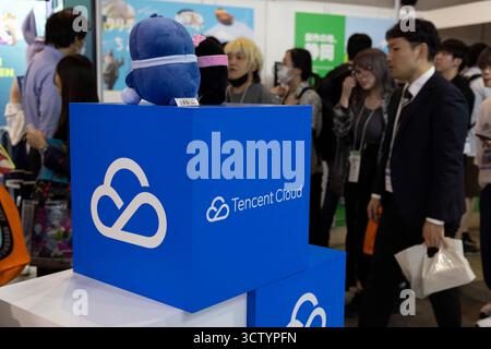 Chiba, Giappone. 26 settembre 2025. Il branding di Tencent Cloud visto nella loro area espositiva al Tokyo Game Show 2025. Tencent Cloud è un provider di servizi di cloud computing globale di Tencent che offre una suite completa di servizi come computing, storage, database, sicurezza e intelligenza artificiale attraverso la sua ampia infrastruttura globale. Il Tokyo Game Show 2025 (TGS 2025), il più importante spettacolo videoludico del Giappone che segna il suo 29° anno, si è svolto da settembre 25-28 a Makuhari Messe, attirando oltre 6 milioni di visitatori con il tema "Unlimited, Neverending Playground". Tra i punti salienti vi sono dimostrazioni pratiche e annunciatori Foto Stock