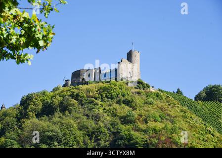 Bernkastel-Kues, Germania. 23 settembre 2025. Burg Landshut lungo la Mosella vicino a Bernkastel-Kues. Foto di alta qualità Foto Stock