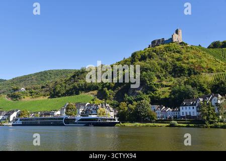 Bernkastel-Kues, Germania. 23 settembre 2025. Burg Landshut lungo la Mosella vicino a Bernkastel-Kues. Foto di alta qualità Foto Stock