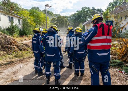 Scenario di esercitazione di difesa civile: Dopo un attacco di droni a un'area residenziale, i servizi di emergenza liberano l'area durante l'esercitazione su larga scala FÜLEX25 Foto Stock