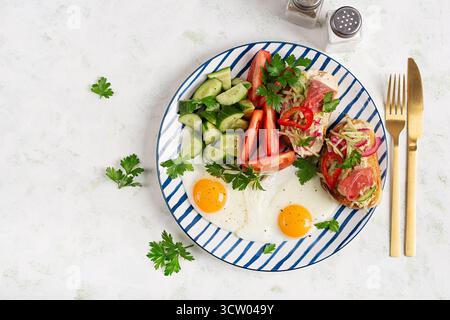 Colazione continentale con uova fritte e verdure Foto Stock
