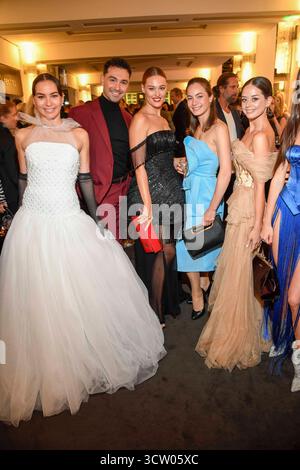 abb Renate Lusin, Andrzej Cibis und Profitänzerin Malika Dzumaev auf der Aftershow Party bei der Welt Premiere der neuen Grand Show accecato da delizia im Friedrichstadt-Palast am 08.10.2025 a Berlino Germania Germania *** abb Renate Lusin, Andrzej Cibis e la ballerina professionista Malika Dzumaev alla prima mondiale del nuovo Grand Show accecato da delizia al Friedrichstadt 2025 a Berlino Foto Stock