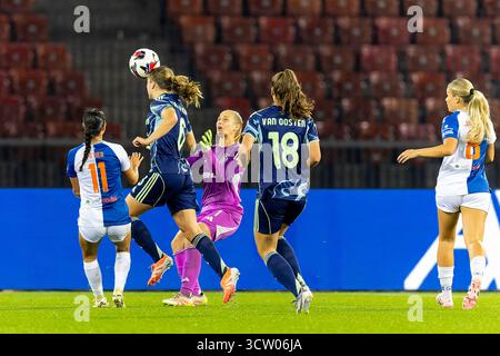 08/10/2025, Zurigo, Stadion Letzigrund, Europa Cup femminile: GC Frauenfussball - Ajax, portiere Regina van Eijk di Ajax in azione Foto Stock