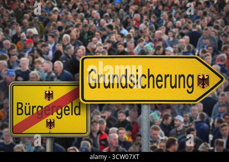 ACHTUNG FOTOMONTAGE Union und SPD verkuenden Ergebnisse: DAS Ende vom Buergergeld, das jetzt Grundsicherung heisst Koalition einigt sich bei Rente, Verkehr und Buergergeld *** ATTENZIONE FOTO MOONTAGE CDU/CSU e SPD annunciano i risultati la fine dell'assegno dei cittadini, ora chiamata Coalizione di sicurezza di base raggiunge un accordo sulle pensioni, trasporto e indennità dei cittadini Foto Stock