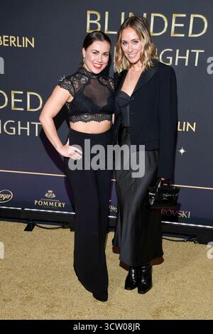 abb Sarah Tkotsch und Sina Tkotsch auf dem Teppich bei der Welt Premiere der neuen Grand Show accecato da delizia im Friedrichstadt-Palast AM 08.10.2025 a Berlino Berlino Germania *** abb Sarah Tkotsch e Sina Tkotsch sul tappeto alla prima mondiale del nuovo Grand Show accecato dalla delizia al Friedrichstadt Palast l'08 10 2025 a Berlino Germania Foto Stock