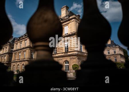 Palazzo del Lussemburgo a Parigi incorniciato da balaustre di pietra sotto la calda luce pomeridiana. Foto Stock
