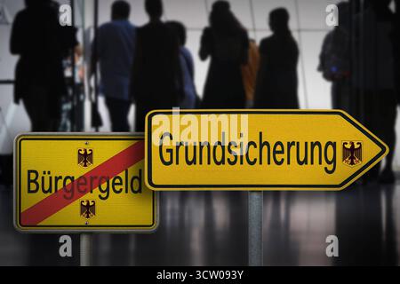 ACHTUNG FOTOMONTAGE Union und SPD verkuenden Ergebnisse: DAS Ende vom Buergergeld, das jetzt Grundsicherung heisst Koalition einigt sich bei Rente, Verkehr und Buergergeld *** ATTENZIONE FOTO MOONTAGES Union e SPD annunciano i risultati la fine dell'indennità dei cittadini, ora chiamata Basic Security Coalition raggiunge un accordo su pensioni, trasporti e indennità dei cittadini Foto Stock