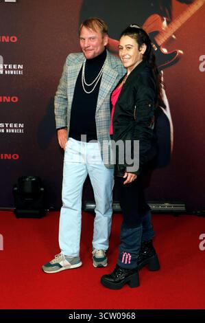 Oli Bigalke mit Begleitung bei der Premiere des Kinofilms Springsteen: Portami da Nowhere im Zoo Palast. Berlino, 08.10.2025 *** oli Bigalke con accompagnatore alla prima del film Springsteen Deliver me from Nowhere allo Zoo Palast di Berlino, 08 10 2025 foto:XA.xBuggex/xFuturexImagex springsteen 5007 Foto Stock