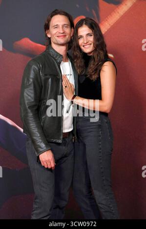 August Wittgenstein mit Ehefrau mia Rohla bei der Premiere des Kinofilms Springsteen: Portami da Nowhere im Zoo Palast. Berlino, 08.10.2025 *** August Wittgenstein con mia moglie Rohla alla prima del film Springsteen Deliver me from Nowhere allo Zoo Palast Berlin, 08 10 2025 foto:XA.xBuggex/xFuturexImagex springsteen 5015 Foto Stock