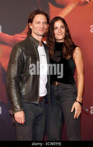 August Wittgenstein mit Ehefrau mia Rohla bei der Premiere des Kinofilms Springsteen: Portami da Nowhere im Zoo Palast. Berlino, 08.10.2025 *** August Wittgenstein con mia moglie Rohla alla prima del film Springsteen Deliver me from Nowhere allo Zoo Palast Berlin, 08 10 2025 foto:XA.xBuggex/xFuturexImagex springsteen 5018 Foto Stock