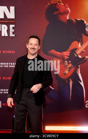 Scott Cooper bei der Premiere des Kinofilms Springsteen: Portami da Nowhere im Zoo Palast. Berlino, 08.10.2025 *** Scott Cooper alla prima del film Springsteen Deliver me from Nowhere allo Zoo Palast Berlin, 08 10 2025 foto:XA.xBuggex/xFuturexImagex springsteen 5042 Foto Stock