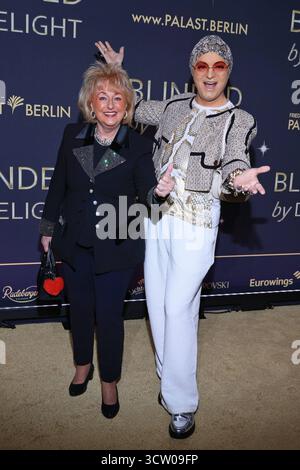 08.10.2025, Stefanie Simon und Julian F. M. Stoeckel zur Premiere der neuen Show By DELIGHT, Friedrichstadtpalast Berlin, Berlin *** 08 10 2025, Stefanie Simon e Julian F M Stoeckel alla prima del nuovo spettacolo BLINDED by DELIGHT, Friedrichstadtpalast Berlin, Berlin Foto Stock