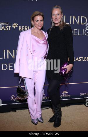 08.10.2025, Gisa Zach und Eva Mona Rodekirchen zur Premiere der neuen Show By DELIGHT, Friedrichstadtpalast Berlin, Berlin *** 08 10 2025, Gisa Zach e Eva Mona Rodekirchen alla prima del nuovo spettacolo BLINDED by DELIGHT, Friedrichstadtpalast Berlin, Berlino Foto Stock