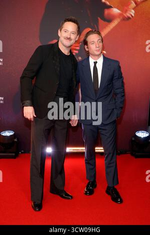 Scott Cooper e Jeremy Allen White bei der Premiere des Kinofilms Springsteen: Consegnami da Nowhere im Zoo Palast. Berlino, 08.10.2025 *** Scott Cooper e Jeremy Allen White alla prima del film Springsteen Deliver me from Nowhere allo Zoo Palast Berlin, 08 10 2025 foto:XA.xBuggex/xFuturexImagex springsteen 5056 Foto Stock