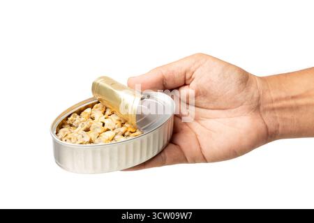 Mano maschio che tiene i cockles in scatola isolati su uno sfondo bianco Foto Stock