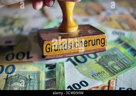 ACHTUNG FOTOMONTAGE Themenfoto / Symbolfoto: Buergergeld Union und SPD verkuenden Ergebnisse: DAS Ende vom Buergergeld, das jetzt Grundsicherung heisstGeld, Geldscheine, Euro Banknoten, Stempel. *** ATTENZIONE FOTOMONTAGGIO foto tema simbolo foto cittadino Unione monetaria e SPD annunciano risultati la fine del denaro cittadino, che ora è chiamato cartolarizzaMoney,banconote,banconote in euro,francobolli Foto Stock