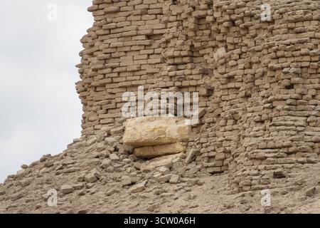 Primo piano dello scheletro calcareo nella struttura della Piramide di Senusret II a El Lahun, Fayoum, Egitto Foto Stock