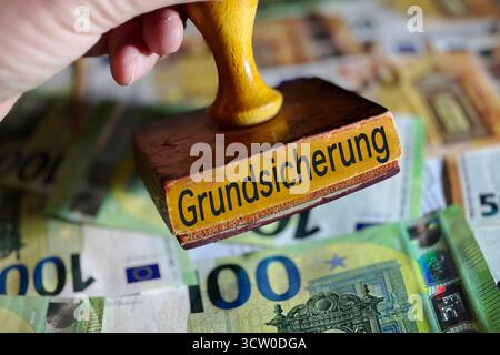 ACHTUNG FOTOMONTAGE Themenfoto / Symbolfoto: Buergergeld Union und SPD verkuenden Ergebnisse: DAS Ende vom Buergergeld, das jetzt Grundsicherung heisstGeld, Geldscheine, Euro Banknoten, Stempel. *** ATTENZIONE FOTOMONTAGGIO foto tema simbolo foto cittadino Unione monetaria e SPD annunciano risultati la fine del denaro cittadino, che ora è chiamato cartolarizzaMoney,banconote,banconote in euro,francobolli Foto Stock