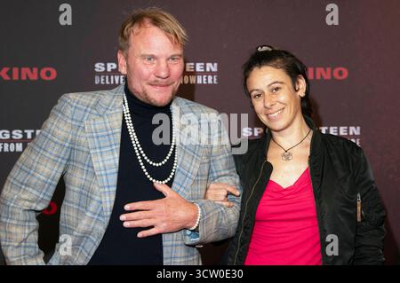 Oli Bigalke mit Begleitung bei der Premiere des Kinofilms Springsteen: Portami da Nowhere im Zoo Palast. Berlino, 08.10.2025 *** oli Bigalke con compagno alla prima del film Springsteen Deliver me from Nowhere allo Zoo Palast di Berlino, 08 10 2025 foto:XJ.xKnowlesx/xFuturexImagex springsteen 5087 Foto Stock