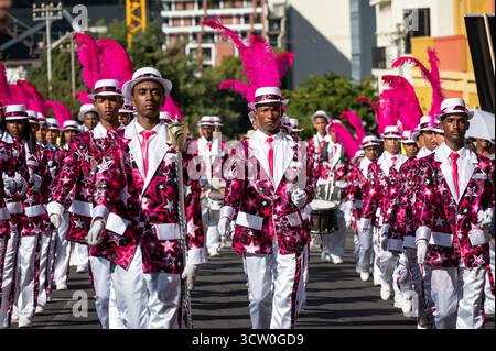 CITTÀ DEL CAPO, SUD AFRICA - 2 GENNAIO 2023: Persone che marciano nel Minstrel Carnival di città del Capo, Sud Africa Foto Stock